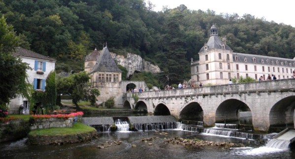 Le pont qui enjambe la dronne et qui amène à l'abbaye de Brantôme !