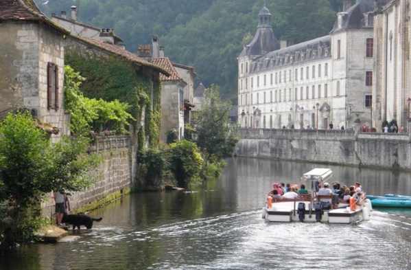 La Dronne qui entoure entièrement le village sur laquelle on peut découvrir Brantôme en navette !