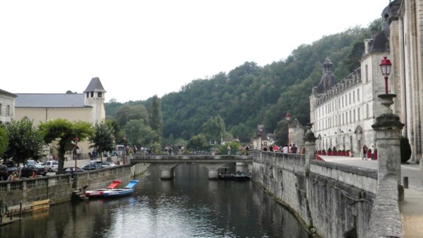 Un autre pont qui enjambe la Dronne et qui amène au village