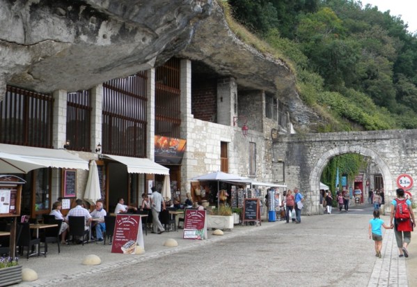les boutiques troglodytes encavées dans les grottes des collines de Brantôme