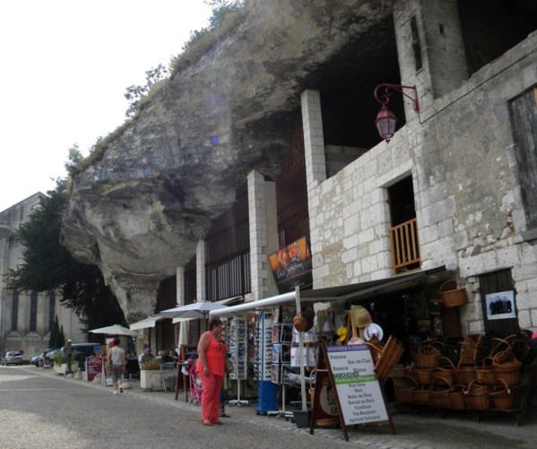 grottes de Brantôme revisitées en boutique de souvenirs.