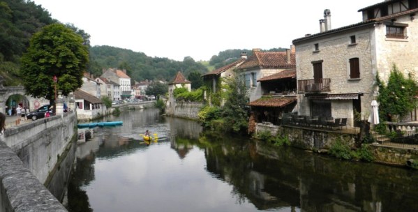 La Dronne bordée par de charmantes maisons typiques du village