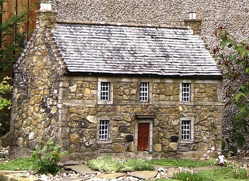 Maisons miniatures en pierre pour décorer le jardin