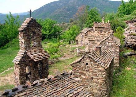 Maisons miniatures en pierre pour décorer le jardin