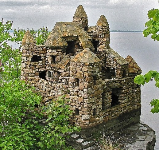 Maisons miniatures en pierre pour décorer le jardin