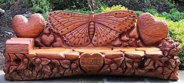 De jolis bancs en bois, faits maison pour le jardin