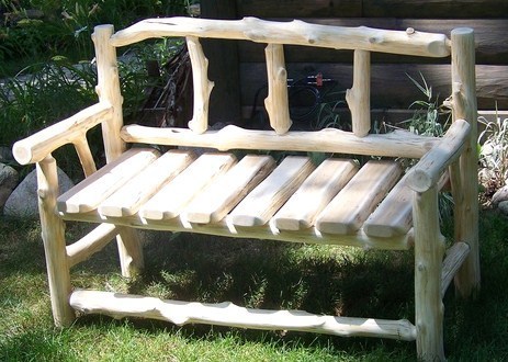 De jolis bancs en bois, faits maison pour le jardin