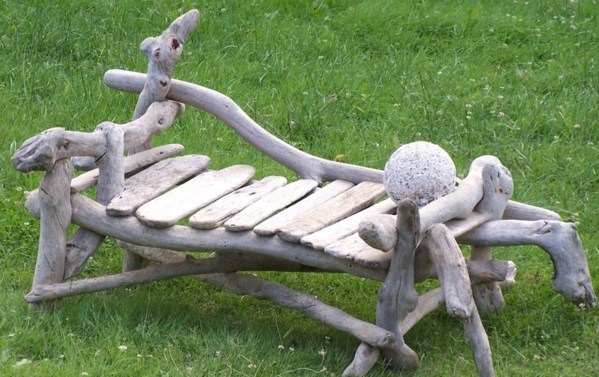 De jolis bancs en bois, faits maison pour le jardin