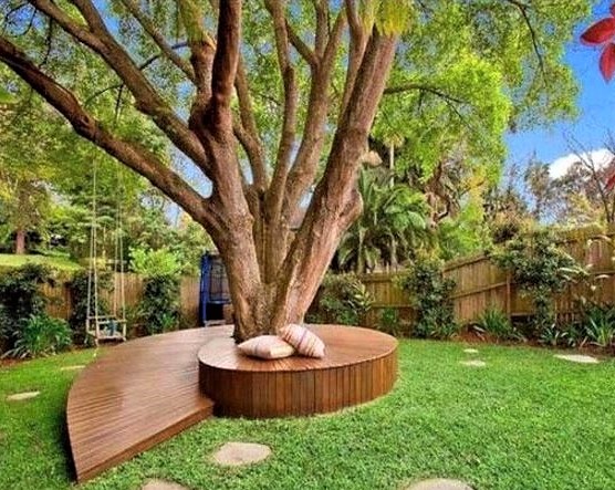 Habiller un arbre avec un banc en bois, des modèles !