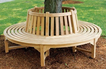 Habiller un arbre avec un banc en bois, des modèles !