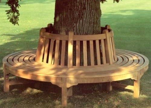 Habiller un arbre avec un banc en bois, des modèles !