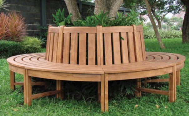 Habiller un arbre avec un banc en bois, des modèles !