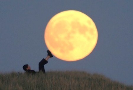 Photos insolites, jouer avec la lune !