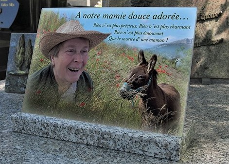 Rendre hommage à un proche avec une plaque funéraire