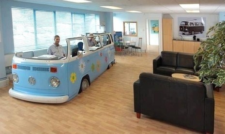 Voitures transformées en bureaux