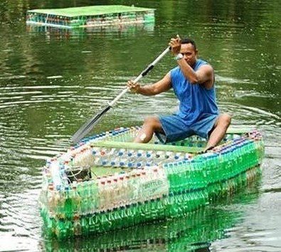 Barques et radeaux fabriqués en bouteilles plastique 