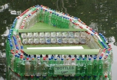 Barques et radeaux fabriqués en bouteilles plastique Barques et radeaux fabriqués en bouteilles plastique