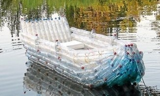 Barques et radeaux fabriqués en bouteilles plastique 