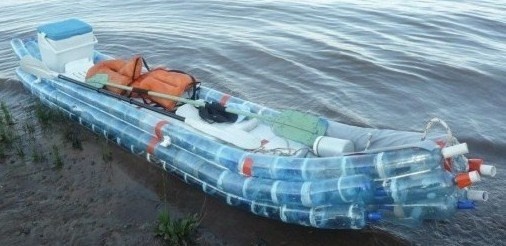 Barques et radeaux fabriqués en bouteilles plastique Barques et radeaux fabriqués en bouteilles plastique