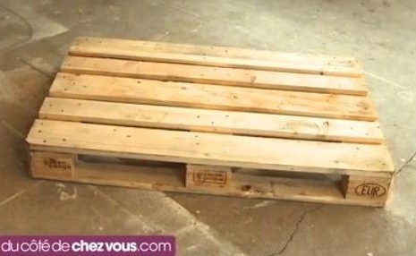 Faire une table basse à roulettes avec 1 palette