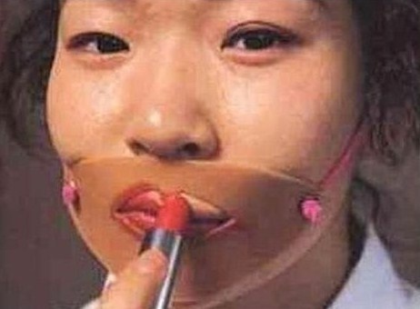 Le pochoir à rouge à lèvres : çà fait carrément peur là ! Le pochoir à rouge à lèvres : çà fait carrément peur là !