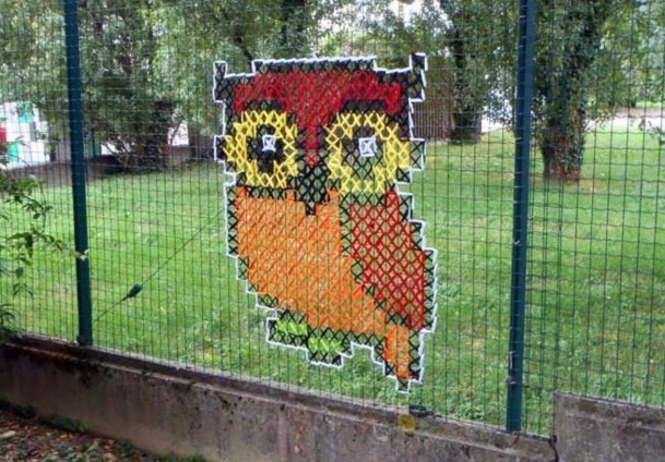 chouette tissée au point de croix sur du grillage chouette tissée au point de croix sur du grillage