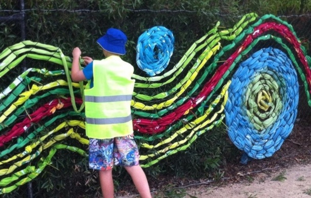 tissage de fils de plastique sur du grillage