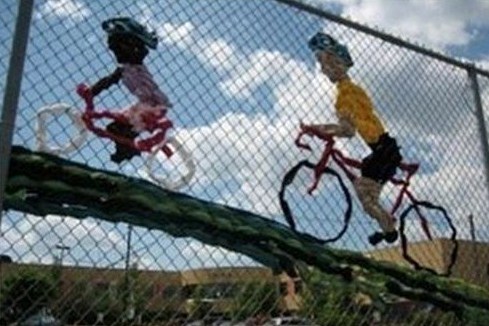 des cyclistes tissés sur du grillage