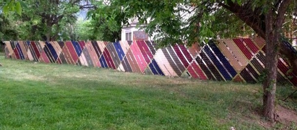 une clôture entière décorée avec du tissage sur grillage une clôture entière décorée avec du tissage sur grillage