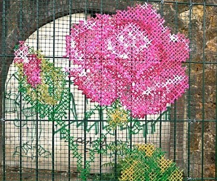 broderie tissée d'une rose sur grillage broderie tissée d'une rose sur grillage