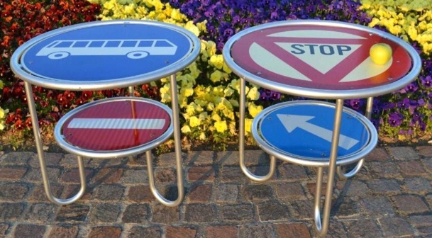Du mobilier en panneaux de signalisation