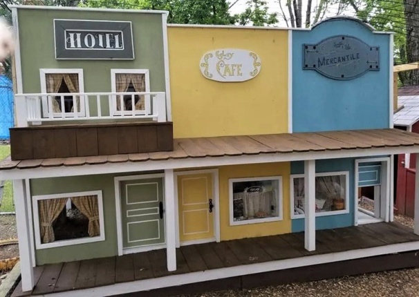 Un poulailler avec une déco du Far West américain Un poulailler avec une déco du Far West américain