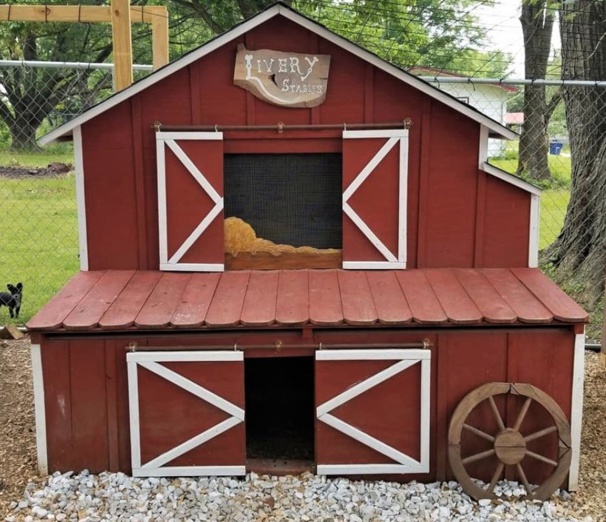 Un poulailler avec une déco du Far West américain Un poulailler avec une déco du Far West américain