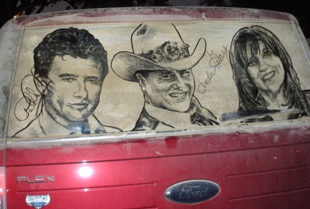 Art insolite : oeuvres d'art sur vitres de voitures sales !