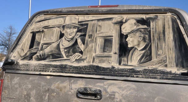 Art insolite : oeuvres d'art sur vitres de voitures sales !