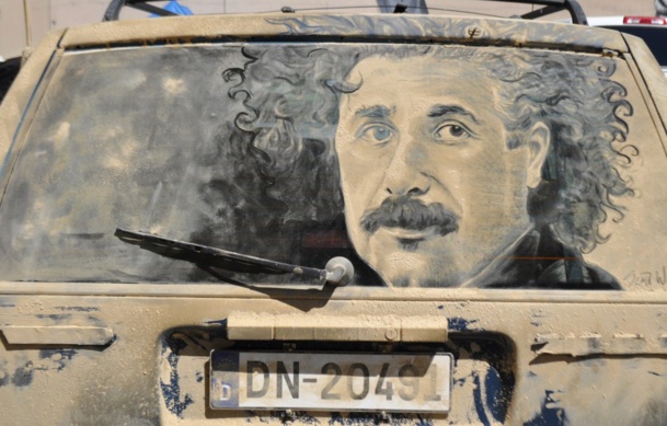 Art insolite : oeuvres d'art sur vitres de voitures sales !