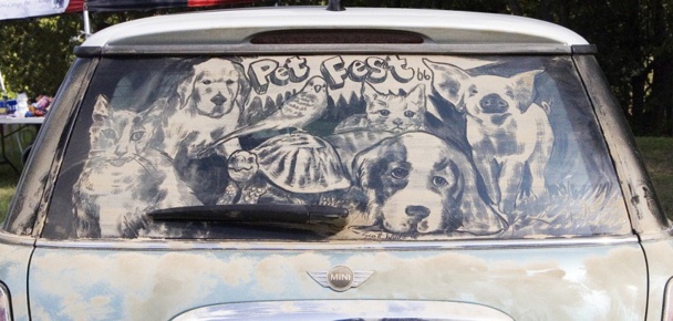 Art insolite : oeuvres d'art sur vitres de voitures sales !