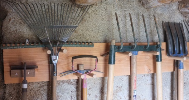 Créer un rangement pour les outils de jardinage avec une palette :: Pam et  ses 3 Monstres