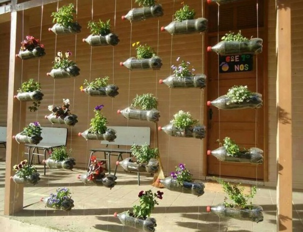 Jardinières en bouteille plastique, de la récup utile et économique ! Jardinières en bouteille plastique, de la récup utile et économique !