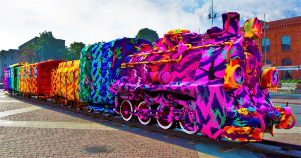 Déco urbaine : décorer des endroits, des objets, des monuments avec de la laine Déco urbaine : décorer des endroits, des objets, des monuments avec de la laine