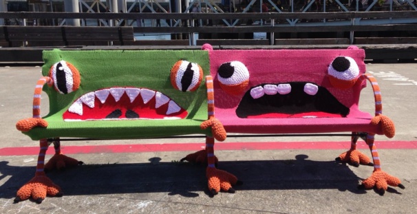 Déco urbaine : décorer des endroits, des objets, des monuments avec de la laine Déco urbaine : décorer des endroits, des objets, des monuments avec de la laine