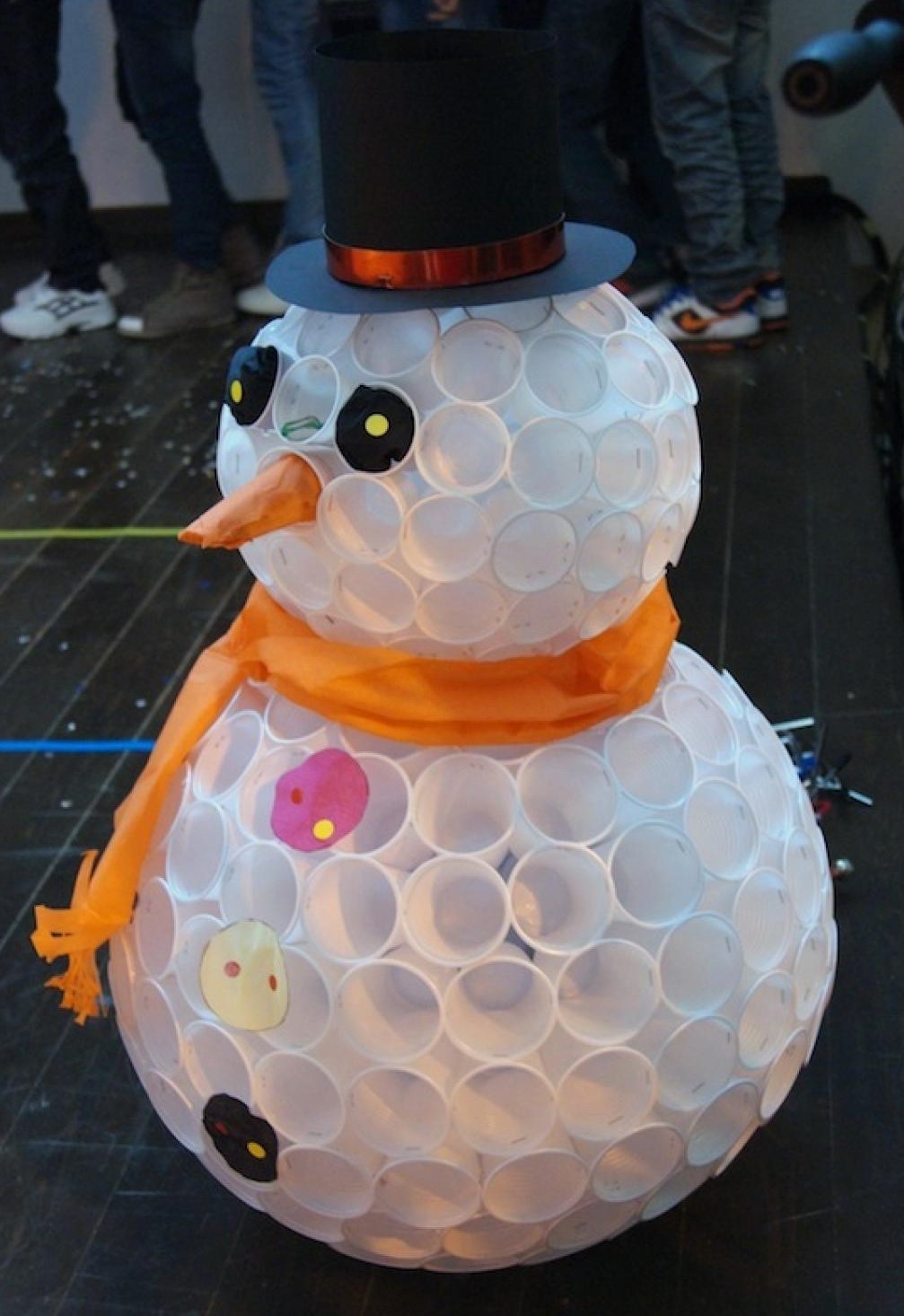Faire un bonhomme de neige avec des gobelets en plastique