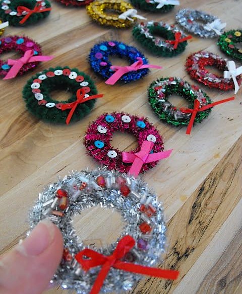 Faire des décos de Noël avec des anneaux de rideaux
