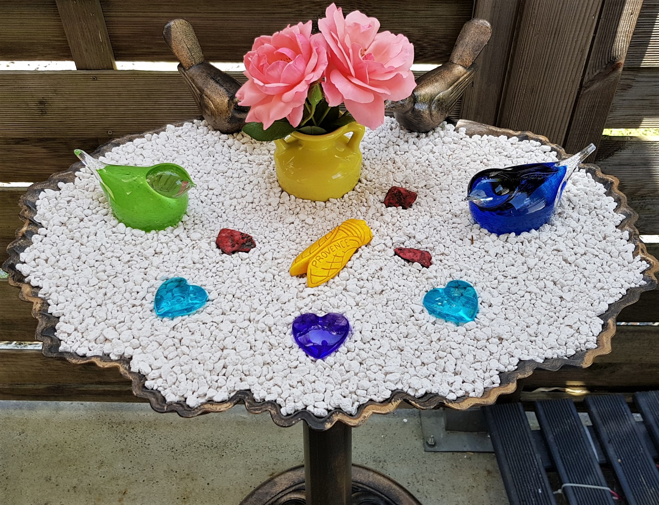 Fontaine pour oiseaux recyclée en bassin décoratif Fontaine pour oiseaux recyclée en bassin décoratif