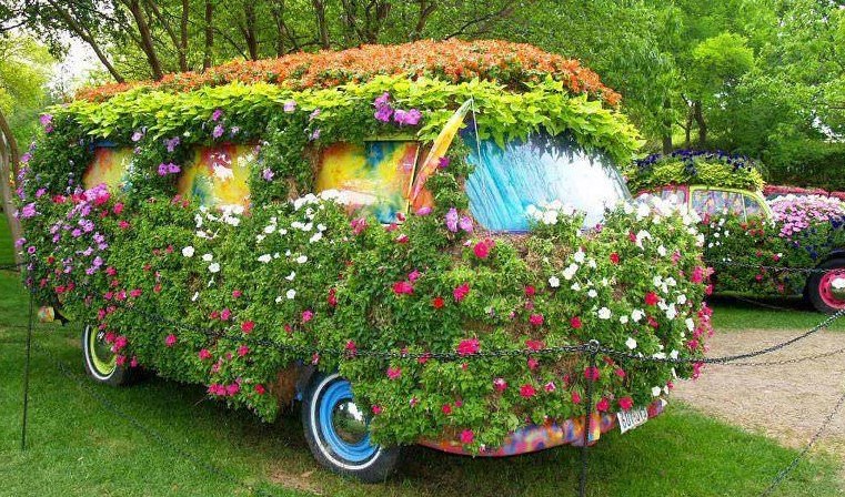 Insolite : les voitures recyclées en jardinières !