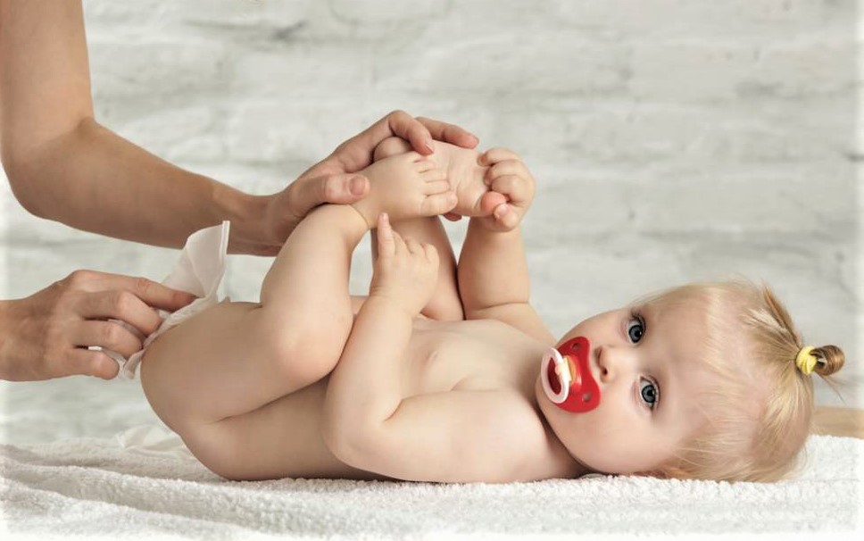 Fesses de bébé irritées : comment les soigner et éviter ce souci ?