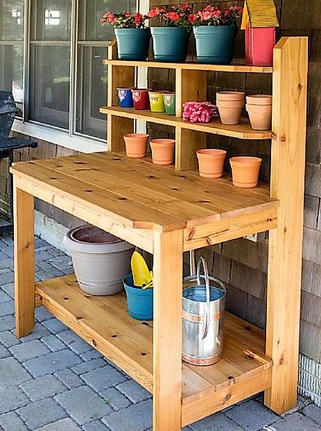 DIY jardin : fabriquer une table de rempotage récup - Marie Claire