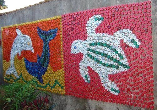 Fresques murales avec des bouchons en plastique