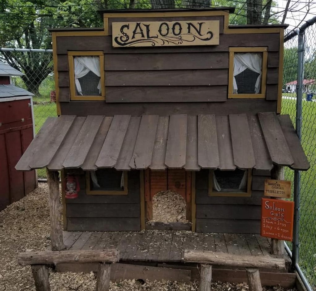 Un poulailler avec une déco du Far West américain