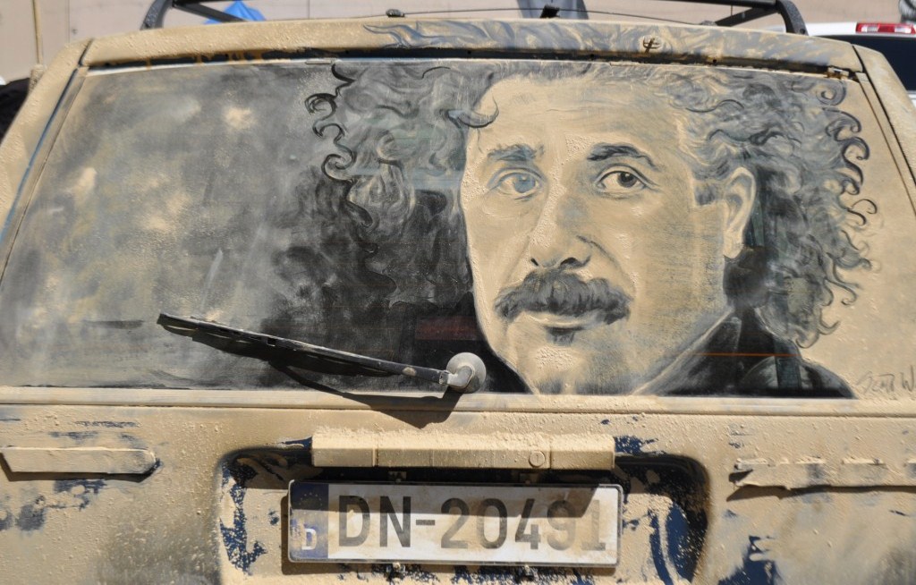 Art insolite : oeuvres d'art sur vitres de voitures sales !
